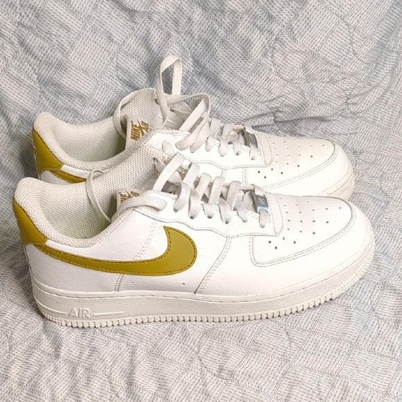Nike Air Force 1 '07 SE "Next Nature" in the Summit White/Bronzine colorway. - Picture 3 of 16